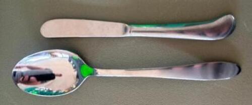 DESCRIPTION SILVER WARE RACK W/ SPOONS AND KNIVES THIS LOT IS: ONE MONEY LOCATION FLOOR 7 QTY 1