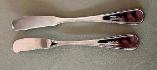 DESCRIPTION (180) STAINLESS BUTTER KNIVES ADDITIONAL INFORMATION RACK INCLUDED THIS LOT IS: SOLD BY THE PIECE LOCATION FLOOR 7 QTY 180