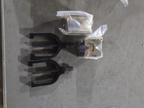 DESCRIPTION: (1) V-BLOCK AND CLAMP SET BRAND MODEL SPI-91-313-7 SIZE: 1-3/32" MAX CAP. 90 DEG RETAIL$: $86.47 QTY: 1