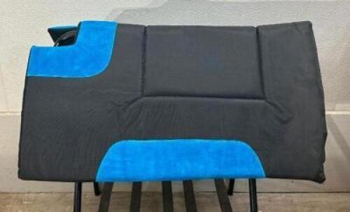 BLACK/BLUE SADDLE PAD