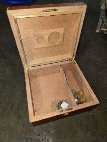 DESCRIPTION: (1) CIGAR HUMIDOR BRAND/MODEL: INCLUDES HUMIDIFIER AND HYGROMETER QTY: 1