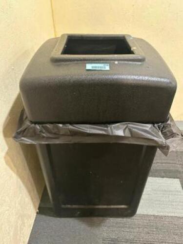 BLACK PLASTIC TRASH CAN RECEPTACLE W/ LID