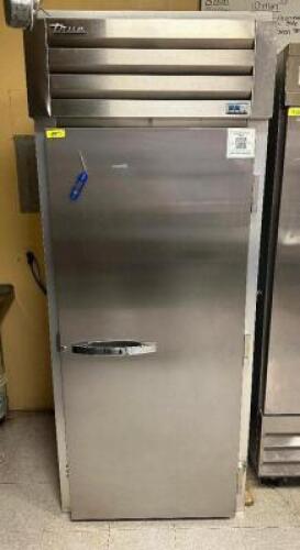 DESCRIPTION 2023 TRU SINGLE DOOR ROLL IN REFRIGERATOR. BRAND / MODEL: TRUE STG1RRI-1S . ADDITIONAL INFORMATION SN# 10606939, 115 VOLT, 1 PHASE. RETAIL