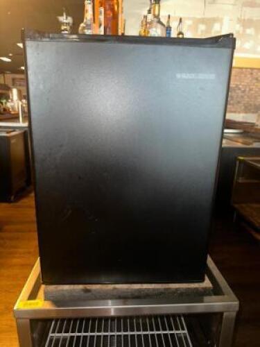 DESCRIPTION SINGLE DOOR BACK MINI FRIDGE LOCATION BAR QTY 1
