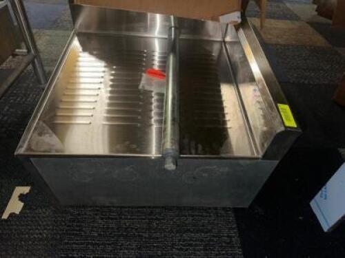 DESCRIPTION ADVANCE TABCO 20" X 20" ALL STAINLESS CORNER UNIT BAR FILLER ADDITIONAL INFORMATION NEW . RETAILS FOR $670 LOCATION MAIN SEATING QTY 1