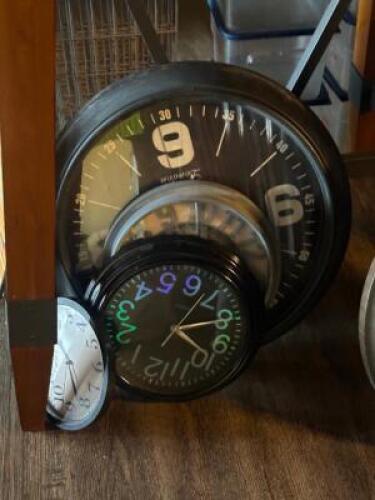 DESCRIPTION: (3) - CLOCKS LOCATION: TABLES THIS LOT IS: SOLD BY THE PIECE QTY: 3