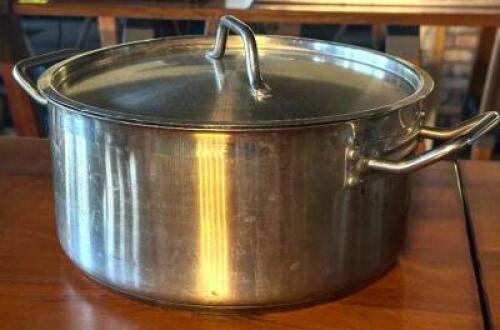 DESCRIPTION: 10 QT. STAINLESS STEEL POT WITH LID BRAND / MODEL: WINCO LOCATION: TABLES THIS LOT IS: ONE MONEY QTY: 1