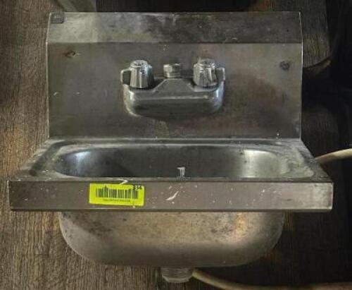 DESCRIPTION: STAINLESS KITCHEN SINK LOCATION: TABLES THIS LOT IS: ONE MONEY QTY: 1