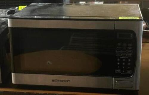 DESCRIPTION: COUNTERTOP MICROWAVE BRAND / MODEL: EMERSON LOCATION: TABLES THIS LOT IS: ONE MONEY QTY: 1