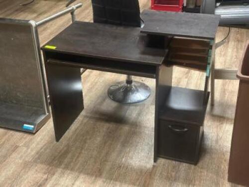 DESCRIPTION: OFFICE DESK LOCATION: TABLES THIS LOT IS: ONE MONEY QTY: 1