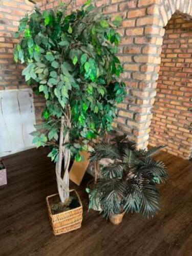 DESCRIPTION (1) FAUX FICHUS TREE AND (1) SMALL PLANT THIS LOT IS: ONE MONEY LOCATION BAR QTY 1