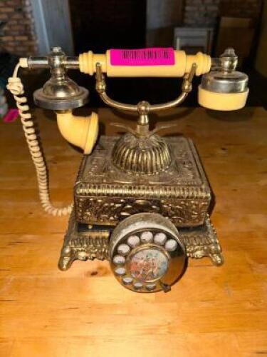 DESCRIPTION OLD ROTARY PHONE. ADDITIONAL INFORMATION WORKING ORDER UNKNOWN LOCATION BAR QTY 1