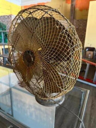 DESCRIPTION VINTAGE DESK TOP FAN. ADDITIONAL INFORMATION WORKING ORDER UNKNOWN LOCATION BAR QTY 1