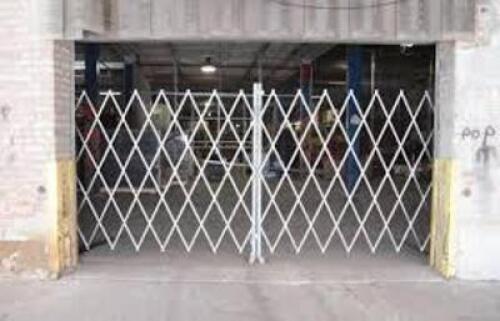 DESCRIPTION: (1) FOLDING GATE BRAND/MODEL: PRODUCT NUMBER #54XU43 INFORMATION: INDOOR / OUTDOOR, HARDWARE INCLUDED, SINGLE, SWIVEL SIZE: 6' RETAIL$: $
