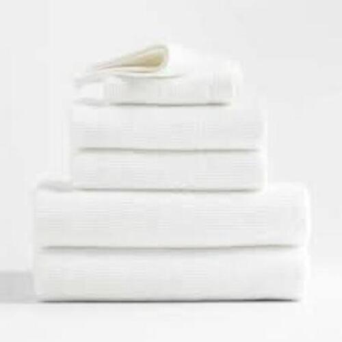 DESCRIPTION: (1) SET OF (6) BATH TOWELS INFORMATION: WHITE RETAIL$: $139.95 TOTAL QTY: 1