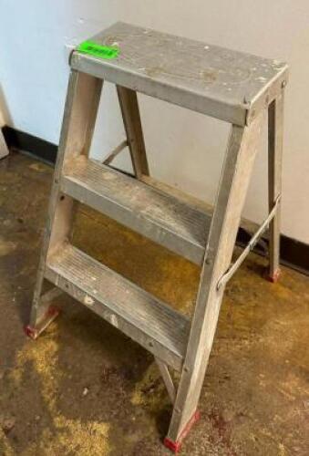 ALUMINUM STEP LADDER