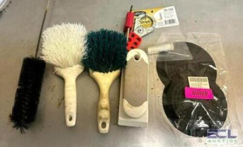 ASSORTED CLEANING BRUSHES AS SHOWN