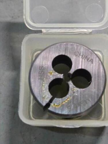 DESCRIPTION: (12) ROUND THREADING DIE BRAND MODEL WESTWARD 10T874 SIZE: M3X0.60 RETAIL$: $321.45 QTY: 12