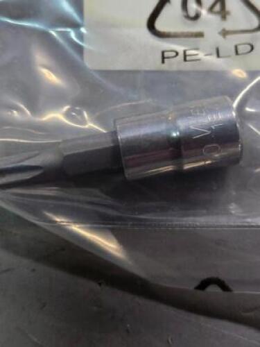 DESCRIPTION: (6) TORX SOCKET BIT BRAND MODEL WESTWARD 1EZK4 SIZE: T30 RETAIL$: $67.20 QTY: 6