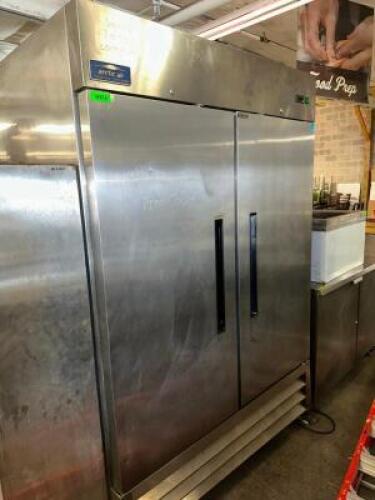 DESCRIPTION ARCTIC AIR TWO DOOR REACH IN COOLER. BRAND / MODEL: ARCTIC AIR AR49E ADDITIONAL INFORMATION IN WORKING ORDER. NO SHELVING W/ THIS UNIT. LO