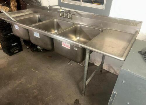 DESCRIPTION ADVANCE TABCO THREE WELL STAINLESS POT SINK W/ LEFT AND RIGHT DRY BOARDS. BRAND / MODEL: ADVANCE TABCO ADDITIONAL INFORMATION (1) SET OF L