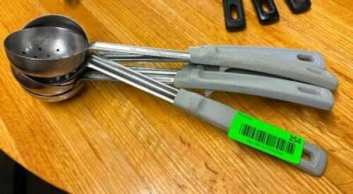 DESCRIPTION: (5) PORTION SCOOPS BRAND/MODEL: SPOODLE LOCATION: BAY 6 QTY: 5