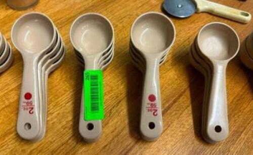 DESCRIPTION: (15) 2 OZ. PORTION CUPS LOCATION: BAY 6 QTY: 15