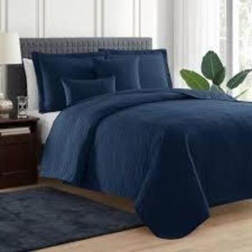 DESCRIPTION: (1) QUILT SET BRAND/MODEL: CLARA CLARK INFORMATION: NAVY BLUE, 5 PIECE SET SIZE: QUEEN SIZE RETAIL$: $37.99 EA QTY: 1