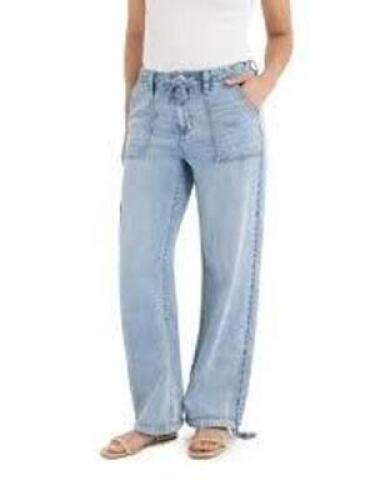 DESCRIPTION: (1) PAIR OF JEANS BRAND/MODEL: JORDACHE INFORMATION: DRAWSTRING, CARGO WIDE LEG SIZE: 18 RETAIL$: $21.98 EA QTY: 1