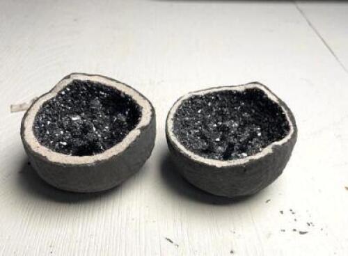 (2 PACK) 2.5" DYED SPARKLING GEODES
