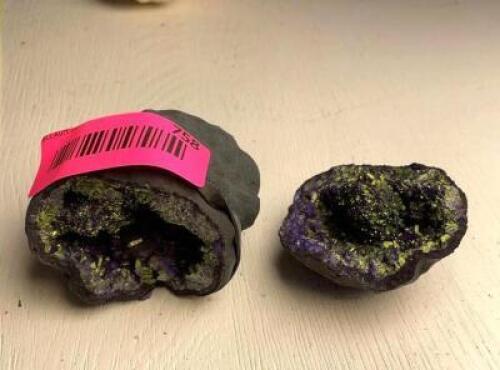 (2 PACK) 2" DYED SPARKLING GEODES