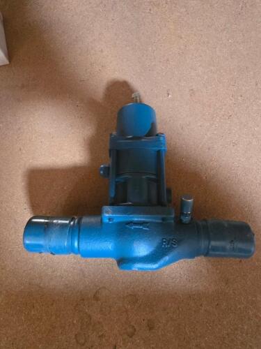 DESCRIPTION: (1) COMMERCIAL PRESSURE REGULATOR BRAND/MODEL: PARKER/FLO-CON A8 SPORT RETAIL$: $779.99 SIZE: 1 3/8" CONNECTION QTY: 1
