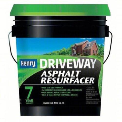 DESCRIPTION: (1) DRIVEWAY ASPHALT SEALER BRAND/MODEL: HENRY HE532 INFORMATION: 7 YEAR SIZE: 5 GAL RETAIL$: $72.94 QTY: 1