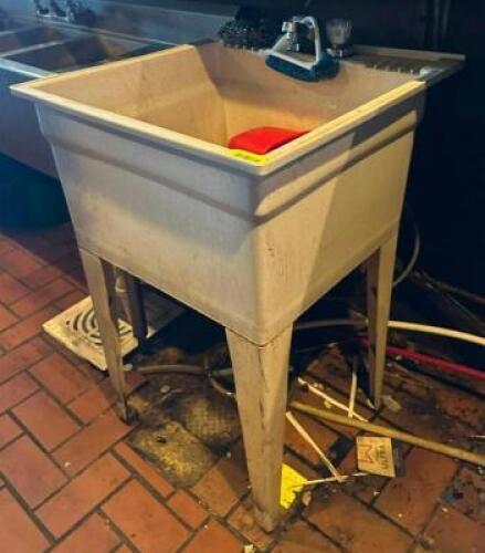 PLASTIC LAUNDRY SINK