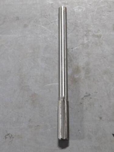 DESCRIPTION: (1) HSS CHUCKING REAMER BRAND/MODEL: APPROVED VENDOR 11V425 SIZE: 0.6885" DIA 11/16" SD RETAIL$: 68.14 QTY: 1