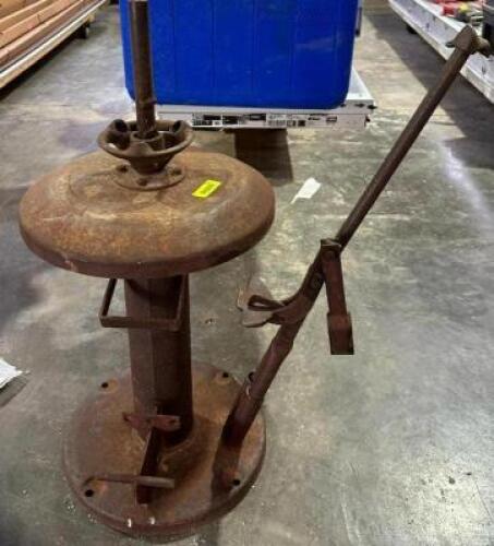 VINTAGE MANUAL TIRE CHANGER