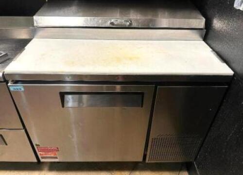 DESCRIPTION TURBO AIR 44" SINGLE DOOR SANDWICH PREP TOP. BRAND / MODEL: TURBO AIR TPR-44SD ADDITIONAL INFORMATION 115 VOLT, 1 PHASE. IN GOOD WORKING O