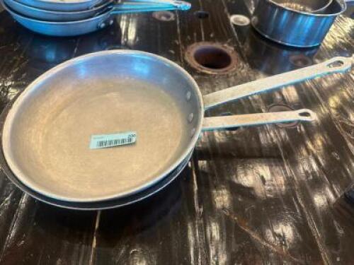 DESCRIPTION (2) 10" SKILLETS THIS LOT IS: SOLD BY THE PIECE SIZE 10" LOCATION BAR QTY 2