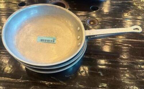 DESCRIPTION (3) 10" SKILLETS THIS LOT IS: SOLD BY THE PIECE SIZE 10" LOCATION BAR QTY 3