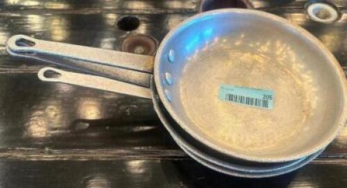 DESCRIPTION (3) 8" SKILLETS THIS LOT IS: SOLD BY THE PIECE SIZE 8" LOCATION BAR QTY 3