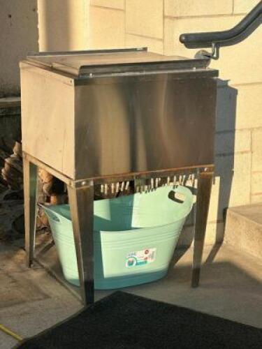 DESCRIPTION 2 FT. ICE BUCKET THIS LOT IS: ONE MONEY SIZE 21" X 23" X 35" LOCATION PATIO QTY 1