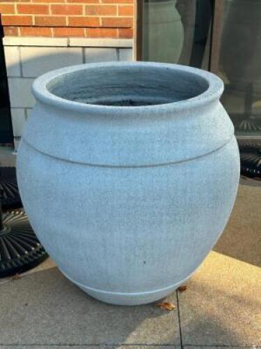 DESCRIPTION LARGE CONCRETE PLANTER ADDITIONAL INFORMATION CONTENTS INCLUDED. THIS LOT IS: ONE MONEY LOCATION PATIO QTY 1