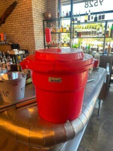 DESCRIPTION 5 GAL. SALAD SPINNER THIS LOT IS: ONE MONEY LOCATION BAR QTY 1