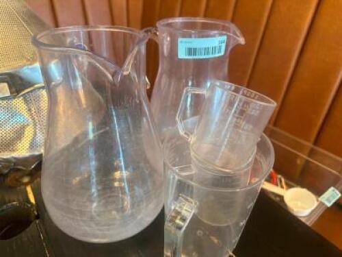 DESCRIPTION (4) ASSORTED PLASTIC PITCHER AND MEASURING CUPS. THIS LOT IS: ONE MONEY LOCATION BAR QTY 1