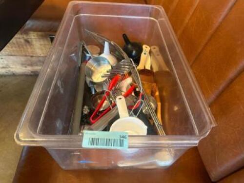 DESCRIPTION TUB AND CONTENTS - ASSORTED SMALL WARES AND UTENSILS. THIS LOT IS: ONE MONEY LOCATION BAR QTY 1