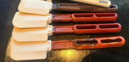 DESCRIPTION (4) SMALL SPATULAS THIS LOT IS: SOLD BY THE PIECE LOCATION MAIN SEATING QTY 4