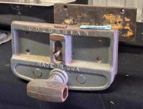 TABLE MOUNTED VICE