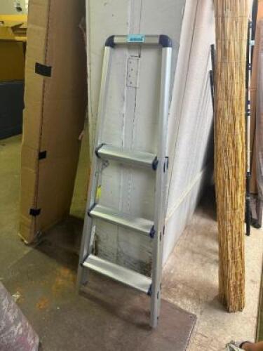 STEP LADDER