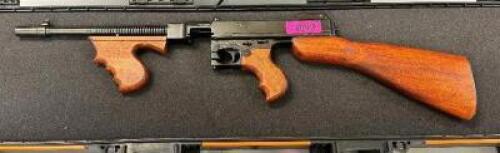 DESCRIPTION NON FIRING REPLICA 1928 THOMPSON SUB MACHINE GUN - HISTORICAL REPLICA DISPLAY PIECE ONLY, DOES NOT FUNCTION OR FIRE. LOCATION GUN COUNTER