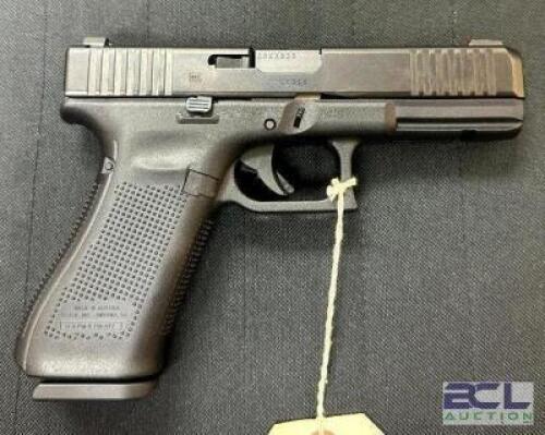 DESCRIPTION GLOCK 22 40 S&W PISTOL BRAND / MODEL: GLOCK SERIAL # CDKX838 ADDITIONAL INFORMATION COMES WITH CASE, (2) EXTRA MAGS, AND ACCESSORIES ADDIT